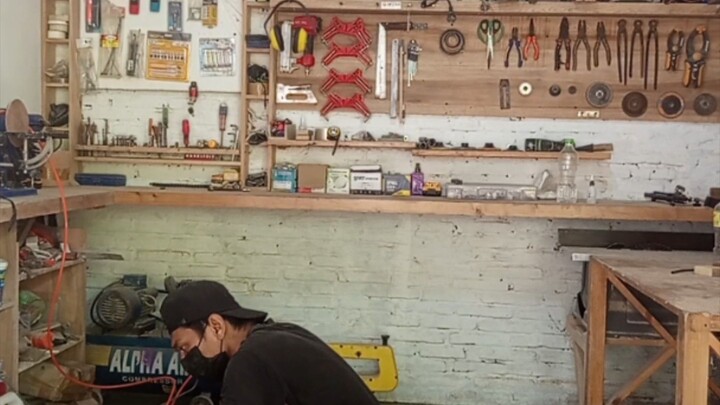 membersihkan workshop yang kotor dan berantakan.