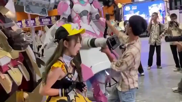 There are beauties everywhere, yet the guys are all filming mechs?