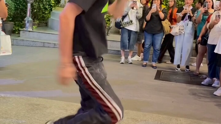 تساي يوفو، أود أن أطلق عليه لقب الرجل الأكثر جاذبية في تايلاند، رقص حارق أمام مبنى GMM، لا لا لا لا 