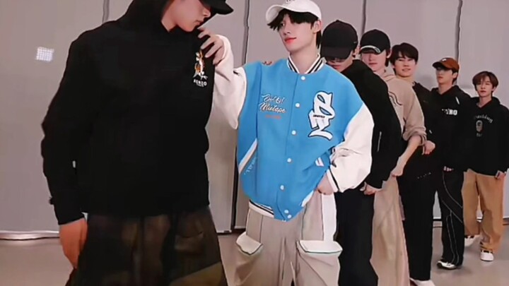 [ไท่ซื่อเชาเหนียนถวน] ท่าเต้นชุดนี้เด็ดมาก โคตรเด็ดเลย!!!