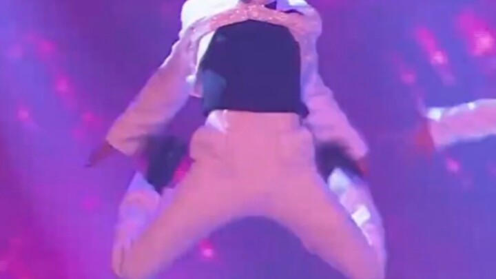 ต่อหน้าเขาแล้วจะมาแย่งชิงหกท่าร่ายรำหนึ่ง คุณก็ควรแสดงให้ดีเข้าไว้