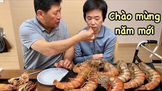 Vlog 478| Cả nhà cùng ăn TÔM NỮ HOÀNG MỪNG NĂM MỚI, mẹ không khoẻ ốm đi nhiều