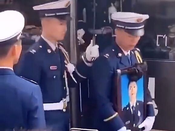【Salam untuk Pahlawan】Berangkat dengan Bunga Merah di Tubuh, Pulang dengan Bendera Nasional Menutupi
