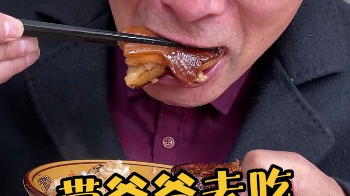 Have you ever tasted fatty yet not greasy braised pork belly? After soaking in the savory sauce, the