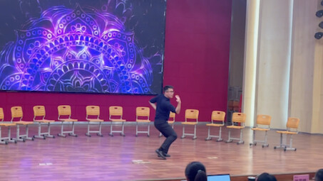 The director's tour performance officially begins