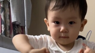 วิดีโอหายากของมนุษย์ลูกสัตว์ฝึกแขนขาของตัวเอง