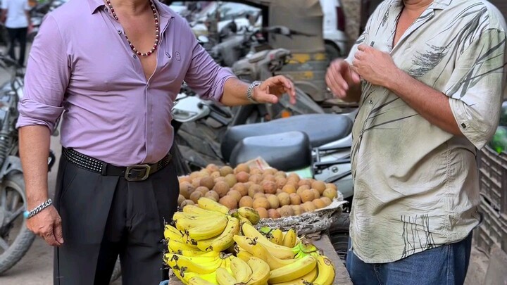 Kela lete nahin khate.🤪🤪