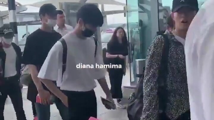 [Jaehyun] Holding a pink letter paper, he kept waiting as NCT’s 6-year-old fan kept saying, “Please 