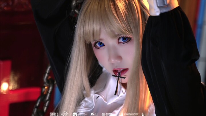 Các ngươi cứ tiếp tục cầu nguyện đi, hướng về vị thần vô dụng kia...