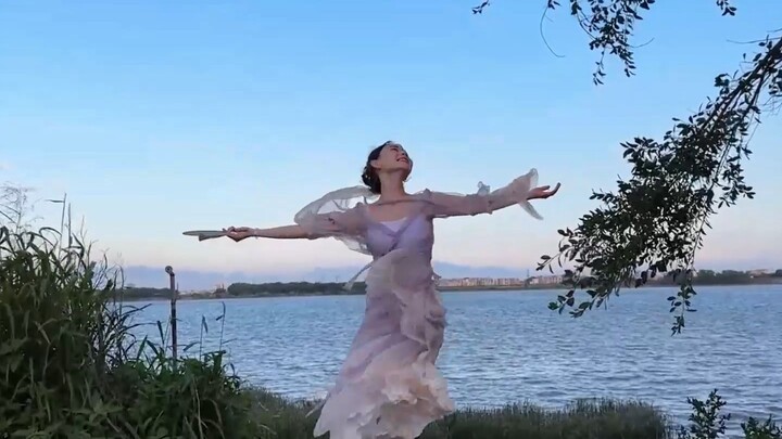 It's so comfortable to dance with the wind by the river in the evening when I have nothing to do