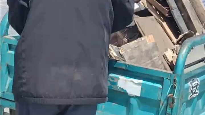 บังเอิญเจอคุณลุงนำแม่เหล็กมัดติดกับรถสามล้อเพื่อดูดตะปู วันหนึ่งดูดได้สามสี่สิบจิน คุณลุงทั้งช่วยเหล