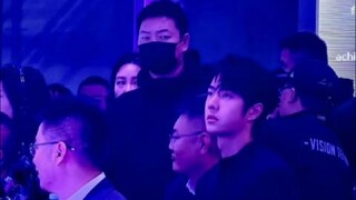 王一博年末行程满档！再次现身高端发布会，既心疼又自豪！