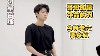 Just watching in the practice room makes me blush—oh my god, the outfit is simple, but the figure su