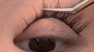 Bukan‼️ Tampaknya metode menempelkan stiker untuk mata bengkak dan mata sipit ini agak masuk akal...