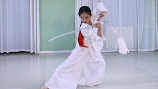 Múa kiếm "Vua Voi"