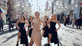 يا له من جسم! فتاة روسية تؤدي رقصة "GIRL'S DAY-SOMETHING" في الشارع، غلاف رقصة من قبل NEON