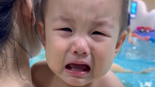 วิดีโอบล็อกว่ายน้ำพ่อแม่ลูก ทั้งผู้ใหญ่และเด็กต่างพากันสติแตก!