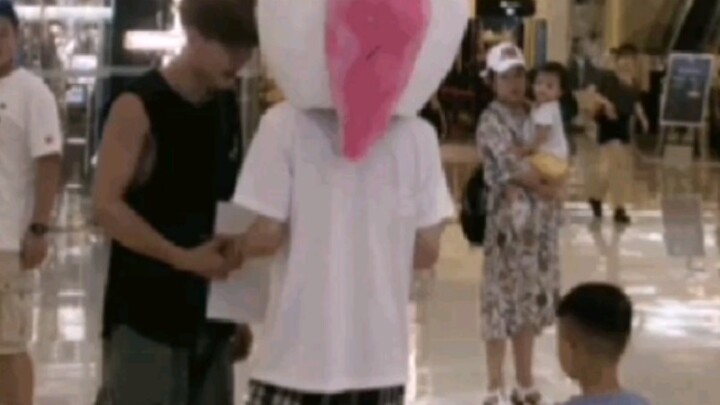 [Wang Yibo] A loving hug—boys can be super cute too, and he even stood on tiptoe!!!