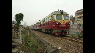 DF4D0527牵引上行客车通过湘桂线K784+081道口