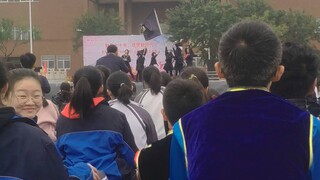 眼里只有打call，少年孤身站立挥舞应援棒