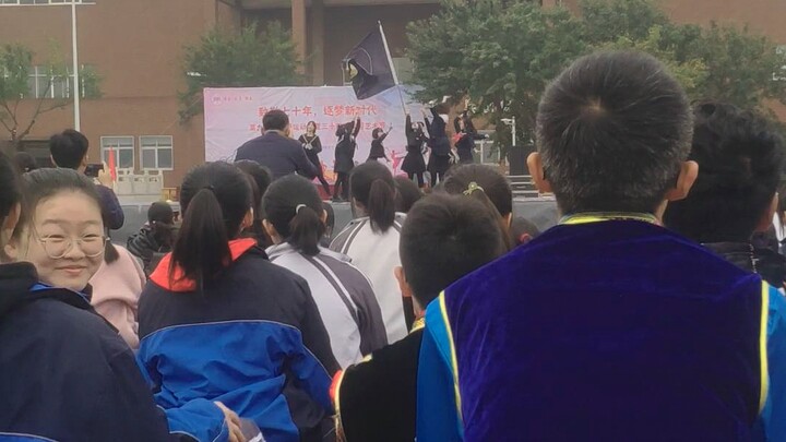 眼里只有打call，少年孤身站立挥舞应援棒