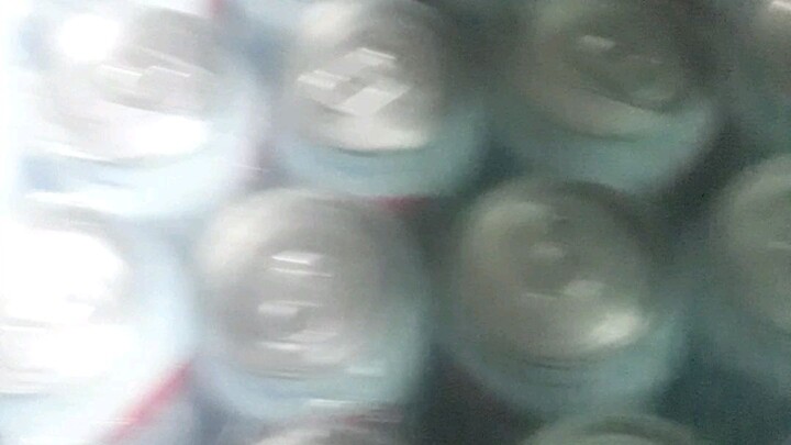 bagi bagi  minuman untuk hari raya