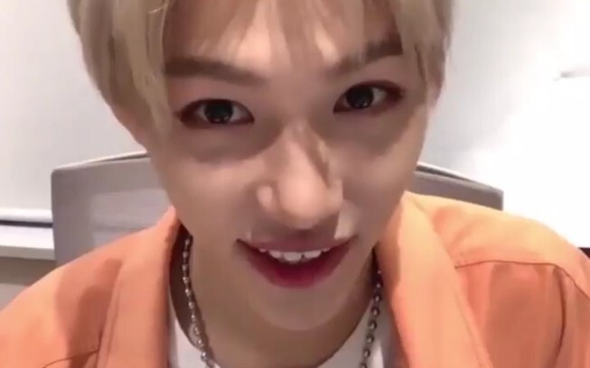 Buổi ký tặng của Stray Kids, dạy Felix đọc biệt danh của mình ở Trung Quốc, tự gọi mình là Tiểu Phi,