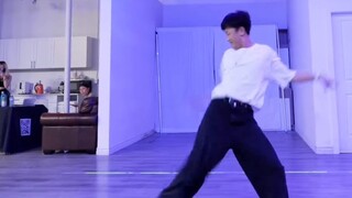 أوه! هذا الشيء المثير للسخرية! لقد أصابني بألم في الظهر!
