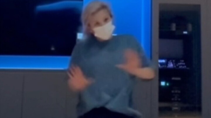 Jiwoo is still practicing dancing in the studio in the early morning! His control, strength and rhyt