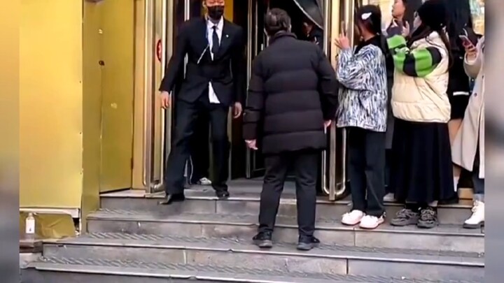 ดาราคนเดียวทำให้พวกคุณถึงขนาดนี้เลยเหรอ? อยู่ที่นี่ไม่กินไม่ดื่มมาหนึ่งวันแล้ว!