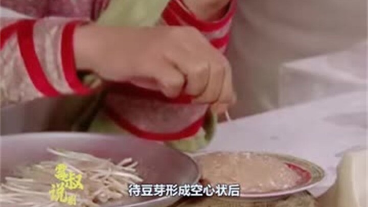 Minced meat stuffed in bean sprouts—awesome!