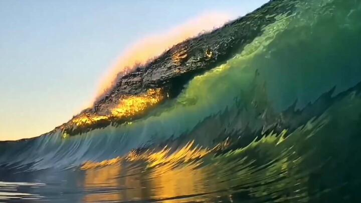 Gelombang laut seperti jelly di permukaan laut berpadu dengan efek Tyndall yang memukau di bawah per