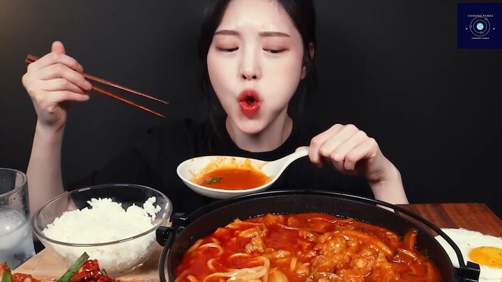 cô gái xinh đẹp bên bàn ăn 6 #cookingpanda