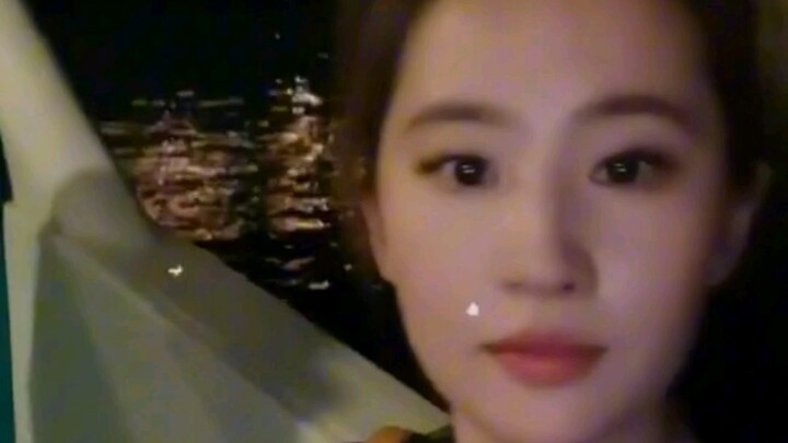 Vlog du lịch cá nhân của Lưu Diệc Phi tại Abu Dhabi, hóa ra lại là định dạng dọc đấy