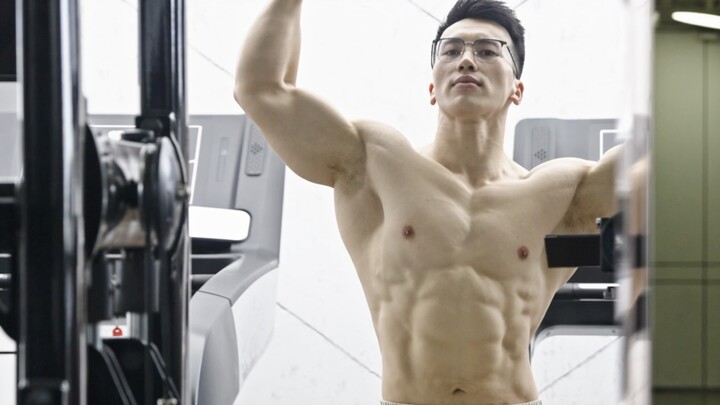 Let me show off my physique—after all, everyone should see how far I’ve come with the diet and exerc