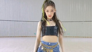 硬糖少女303希林娜依高抖音更新标题“跟我一起，瑞卡瑞卡茶！#王牌竞速开车舞”210820