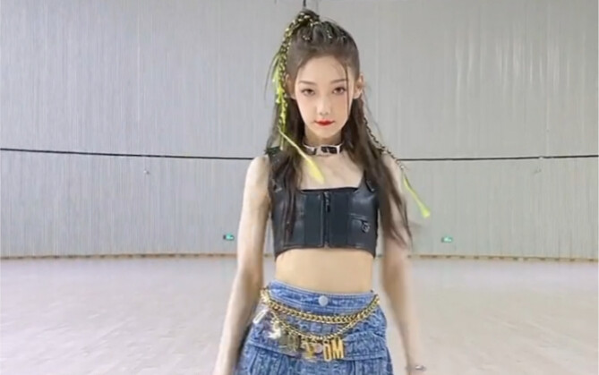 TikTok Hard Candy Girls 303 Xilinna Yigao memperbarui judulnya menjadi "Ikut denganku, tarian mengem