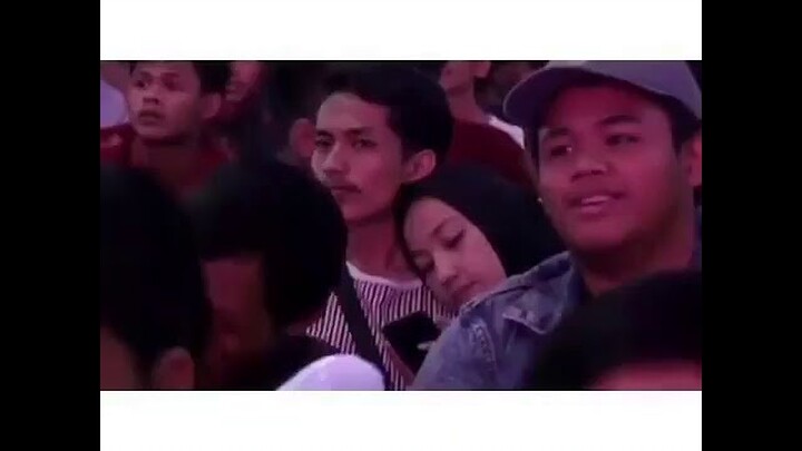 dunia milik mereka berdua yang lain ngontrak