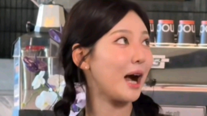 Ahhhh, the long-legged phone stand was so adorably claimed by Ningning—haha, it totally made the kid