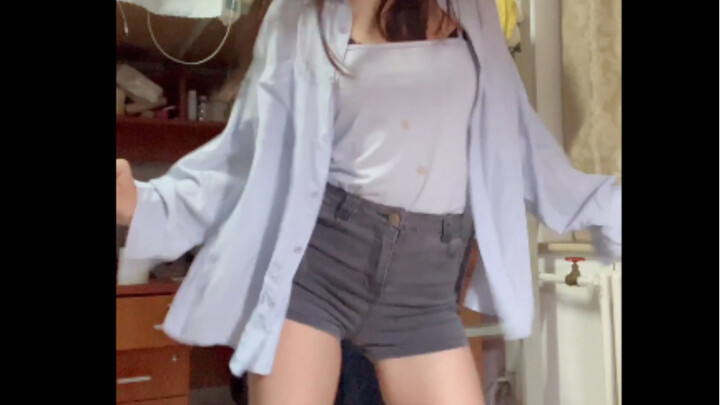 นักเรียนปี 1 ในชุดรบสีน้ำเงินกำลังเต้นรำน้ำหนักขึ้นจริงๆ~