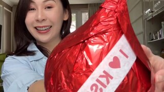Coklat Kisses raksasa …. Dalamnya kayak gimana yah … ..   hadiah untuk pacar bagus juga