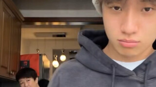 แม่: ให้แม่ดูหน่อยว่าเกิดอะไรขึ้น