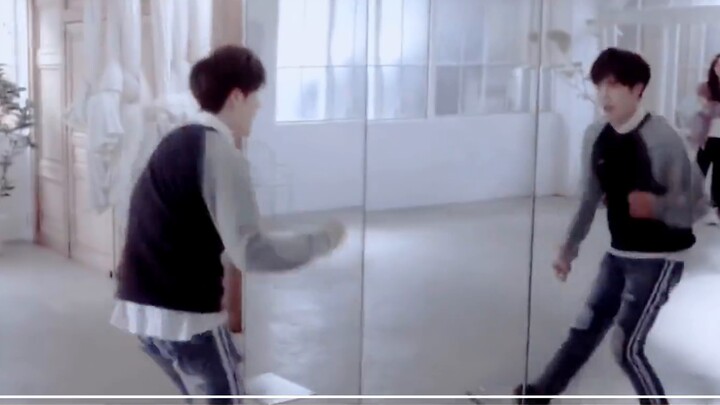 "บ้าเอ๊ย!! นี่มันลูกคนอื่นนี่นา สร้างหนังจากประสบการณ์ของตัวเอง!" ชื่นชม! [Hot｜ตัวอย่างปลอม] หวังอี้