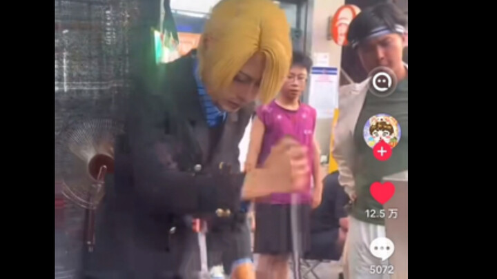 [TikTok] A Chinese guy’s Sanji cosplay—flipping a wok to stir-fry rice—has sparked heated debate onl