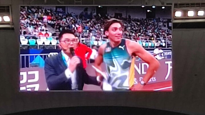 شهدت تحطيم الرقم القياسي العالمي في القفز بالزانة بارتفاع 6.24 متر، أمر جنوني للغاية