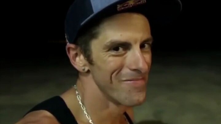 没点勇气，还真不敢带红牛的头盔啊