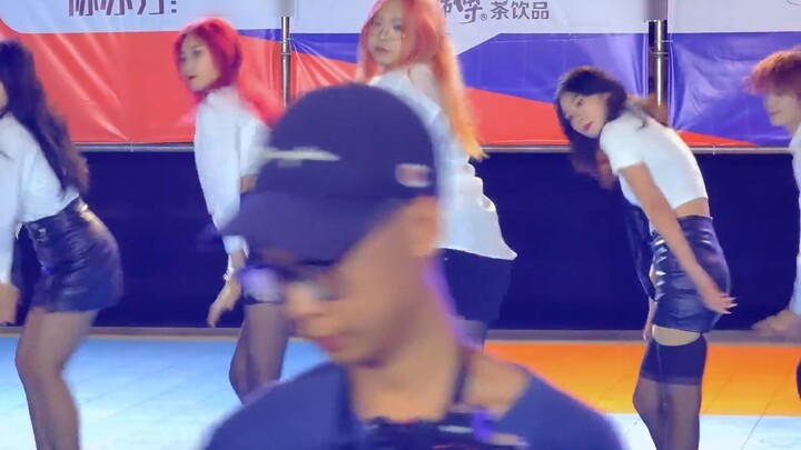 [Dermawan dan seksi! [Rok pendek AOA] Gadis berkaki panjang dengan stoking hitam di road show mengun