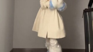 Mặc trang phục Maomao và nhảy múa như một nàng tiên hoa nhỏ＞＜Tuổi thơ của ai đang vang lên?