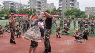 沙雕教官与女装大佬同学 共跳华尔兹