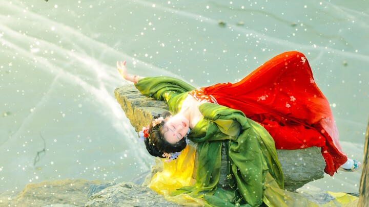 Góc quay này giúp trông gầy hẳn | Hướng dẫn tạo dáng chụp từ trên xuống cực kỳ tôn mặt nhỏ khi mặc H